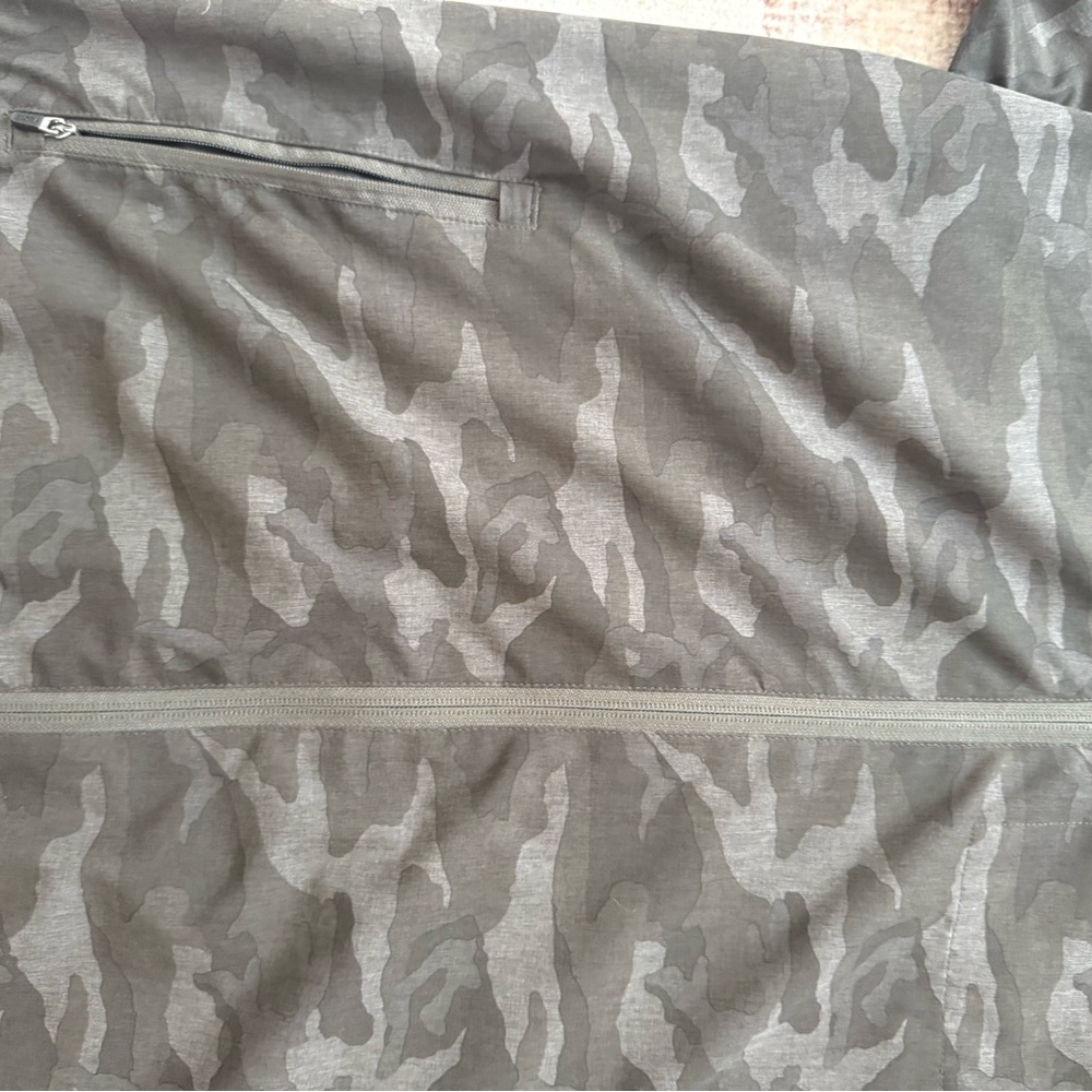 Vuori Men's Dark Camouflage Performance Jacket - Picture 3 of 3